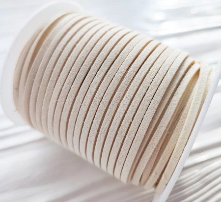 Замшевый шнур 2 мм., цвет кремовый, DIY Ribbon's, цена за 1 ярд ( 90 см ), купить - БлагоЛис