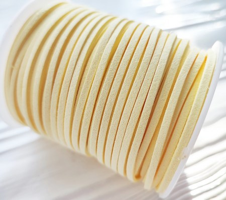 Замшевый шнур 2 мм., цвет сливочный, DIY Ribbon's, цена за 1 ярд ( 90 см ), купить - БлагоЛис