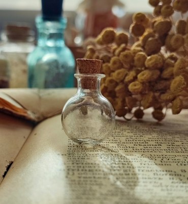 Стеклянная бутылочка с пробкой плоская, 26*19 мм.