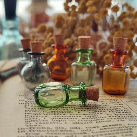 Стеклянная бутылочка с пробкой плоская, 26*19 мм., купить - БлагоЛис